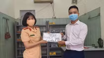 Người dân đội mưa đi đăng ký xe