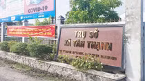 Cán bộ xã mang sổ đỏ của dân đi cầm lấy tiền trả nợ