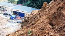 Hàng ngàn khối đất đe dọa vùi lấp trường mầm non