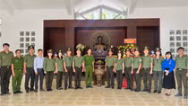 Công an cửa khẩu Cảng HKQT Tân Sơn Nhất tặng quà CBCS các xã biên giới