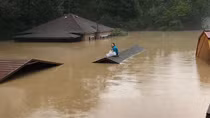 Mưa lũ lịch sử tại bang Kentucky của Mỹ, nước ngập đến mái nhà