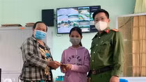 Nữ sinh nghèo nhặt được cọc tiền nhờ Công an xã tìm người đánh rơi
