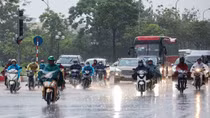 Hà Nội hửng nắng, mưa giông kéo dài khắp miền Trung đến Nam Bộ
