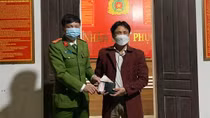 Công an xã cùng người dân trả lại tiền cho người đánh rơi