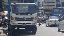 Xe rác mất thắng tông hàng loạt phương tiện khi đang đổ dốc cầu