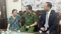 Trao sổ tiết kiệm tặng 3 gia đình liệt sỹ Cảnh sát hy sinh