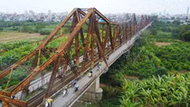 Cầu Long Biên như “tấm áo cũ”, vá chỗ này, thủng chỗ kia