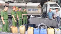 Tài xế xe bồn rút ruột hàng trăm lít dầu diesel