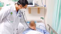 Cứu sống cụ bà bị ong vò vẽ đốt gần 50 vết