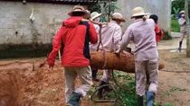 Hoảng hồn thấy quả bom hơn 230 kg trong vườn nhà