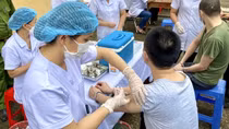 Công an Cao Bằng tiếp tục tiêm vaccine ngừa COVID-19 cho can, phạm nhân