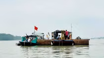Tìm thấy thi thể nạn nhân rơi xuống sông Hồng