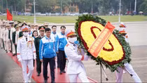 Đoàn đại biểu dự Đại hội Đoàn toàn quốc báo công dâng Bác