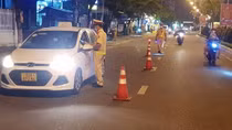 CSGT Quảng Nam “vượt nắng, thắng mưa” thực hiện “nhiệm vụ kép”