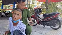 Trên đường trao nhà tình nghĩa, Cảnh sát môi trường bắt giữ tên trộm xe máy