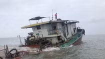 Tàu chìm trên biển, 5 thuyền viên được cứu