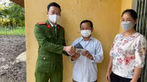 Công an xã trả lại tiền đánh rơi cho người dân