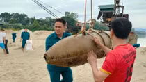 Lặn bắt cá trên sông Lam, đụng phải bom nặng 340kg