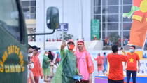 CĐV đội mưa đến sân Mỹ Đình