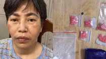 Bắt quả tang “nữ quái” chuyên giao ma tuý cho khách lúc nhập nhoạng tối