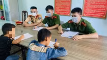 Hai cậu bé 8 tuổi ném đá vào xe ô tô trên cao tốc