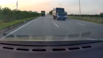 "Thẻ đỏ" nặng với tài xế lái xe tải chạy ngược chiều trên cao tốc