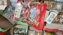 Gom hàng ngàn bánh trung thu trôi nổi để tung ra thị trường