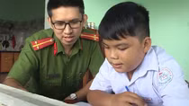 Tuổi trẻ Công an tỉnh Quảng Ngãi hỗ trợ học sinh khó khăn đến trường