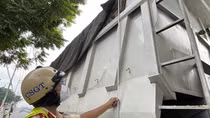 CSGT xử lý xe quá tải chở hàng chục cuộn thép chực lao xuống đường