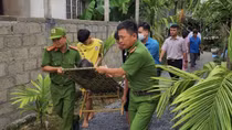 Công an đưa nhiều người tàn tật đi tránh bão
