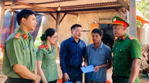 Công an huyện Ea H’leo thăm gia đình 3 học sinh bị đuối nước