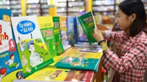 Cung ứng sách giáo khoa lớp 3, lớp 7 và lớp 10 cho học sinh trước ngày 15/8