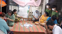 Rủ nhau ra chòi giữ tôm để đánh bạc
