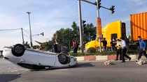 Xe hoa chở cô dâu, chú rể bị lật ngửa ở Hải Phòng