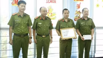 Khen thưởng các lực lượng bắt giữ vụ vận chuyển 15000 bao thuốc lá lậu