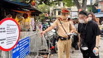 CSGT phát tờ rơi song ngữ tuyên truyền an toàn trên “Phố Cafe đường tàu”