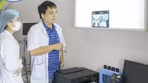 Bé gái 13 tháng tuổi bị dây thép đâm xuyên qua amidan