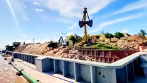 Buộc 15 sà lan chở quá tải phải hạ tải ngay trên sông Tiền