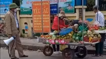 BQL chợ cưỡng chế hàng rong, bỏ mặc nữ tiểu thương nằm bất tỉnh bên đường