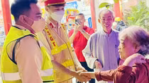 CSGT đưa cụ bà 74 tuổi bị lẫn đi lạc về nhà