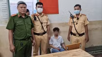 CSGT khống chế tên cướp giật điện thoại