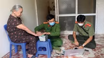 Ghi ở Công an xã Anh hùng