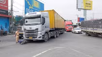 Xe đầu kéo đẩy lê thiếu nữ cùng xe máy hơn 10m trên đường dẫn cao tốc