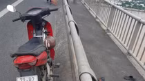 Để lại xe máy trên cầu rồi nhảy xuống sông Tiền