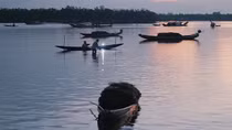 Chợ nổi trước bình minh trên phá Tam Giang