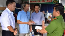Thăm hỏi, hỗ trợ gia đình thai phụ và 2 con gái tử vong sau vụ tai nạn nghiêm trọng