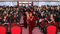Yêu cầu báo cáo vụ Hiệu trưởng mặc trang phục khác thường ở lễ trao bằng tốt nghiệp