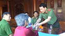 Thứ trưởng Lê Quốc Hùng thăm các gia đình có công với nước