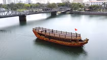 Sông Hương mộng mơ nhưng nhiều thuyền rồng... quá "đát"!