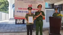 Bàn giao Nhà tình nghĩa cho vợ liệt sĩ Công an